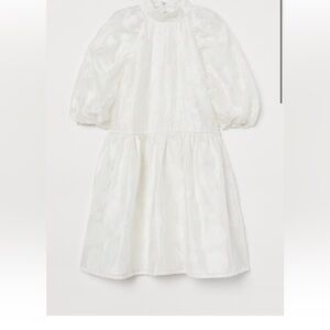 Love this white dress! Perfect for grad photos or bridal.